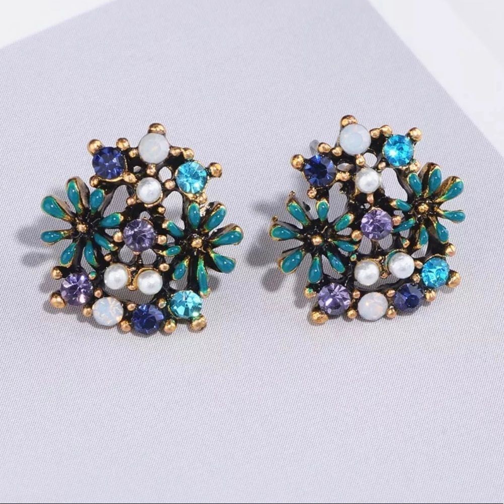 SMALL FLOWER CRYSTAL STUD EARRINGS IN BLUES‎